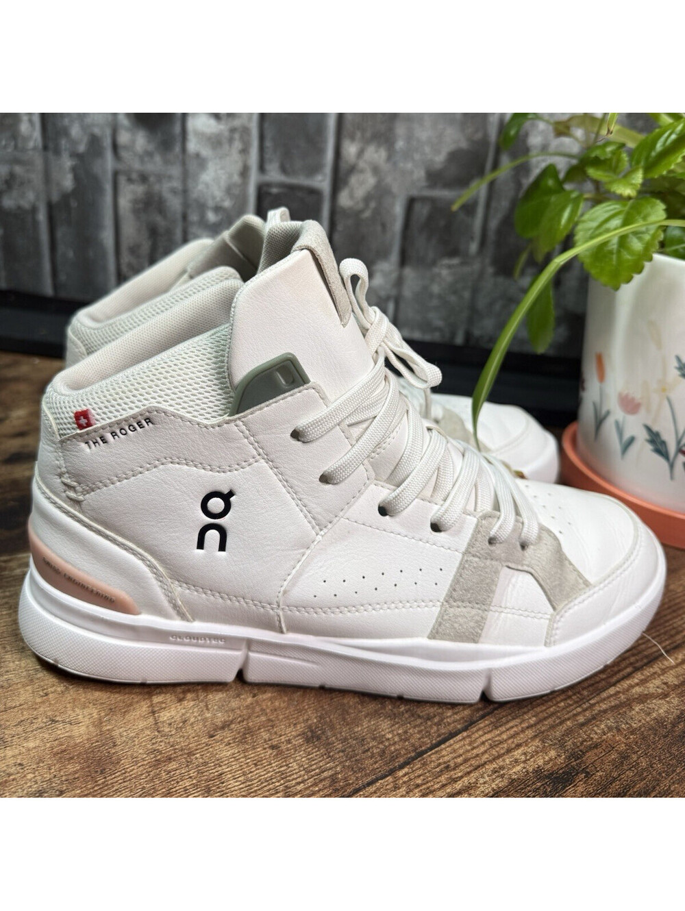 On THE ROGER Clubhouse Mid Women’s White/Rose Mid Top Lace-Up Sneakers 98-98497